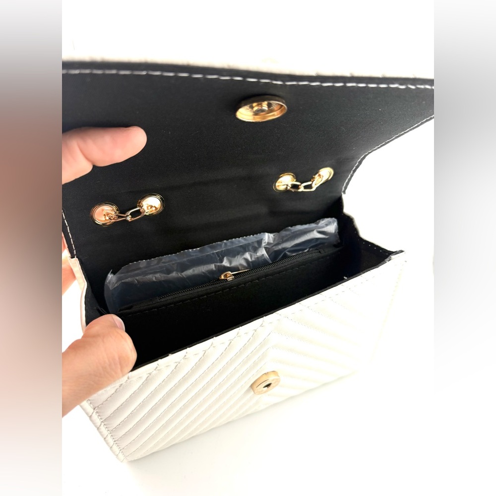 Luxurious White Quilted Chain Shoulder Bag with Gold V Accent - PU Leather NWOT - Picture 6 of 8